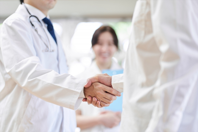 患者と握手する医者