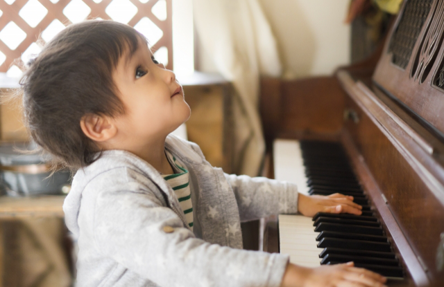 ピアノに触れる子供