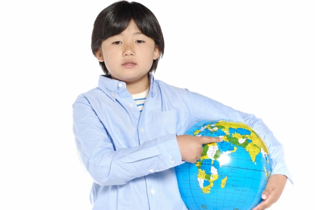 地球ボールを持つ男の子