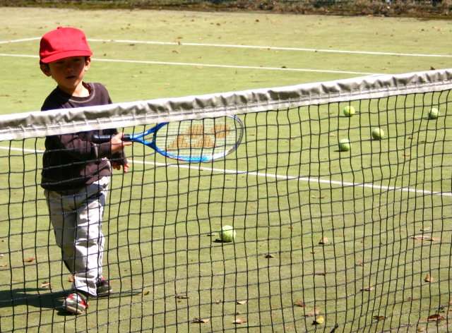 テニスをする子供